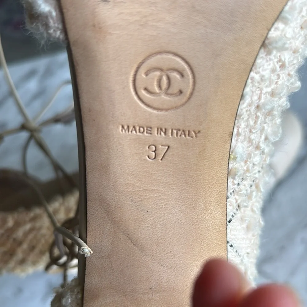 EUC Chanel Cream Tweed d’orsay 3.5” heel 2021 logo on leather toe z37 - Picture 7 of 8